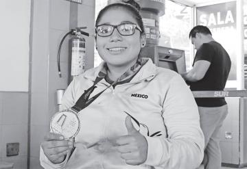 Medallista tabasqueña regresa a casa tras su participación en Lima