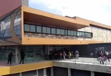 Video: Realizan actos vandálicos en Rectoría de la UNAM durante marcha contra porros