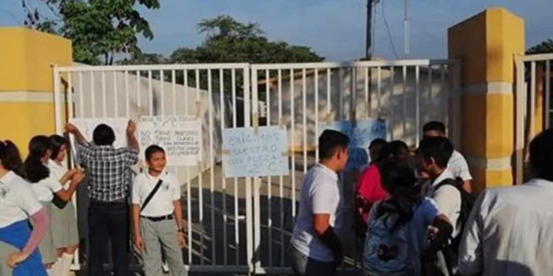 Padres de Familia bloquean acceso en Telesecundaria de la Lima