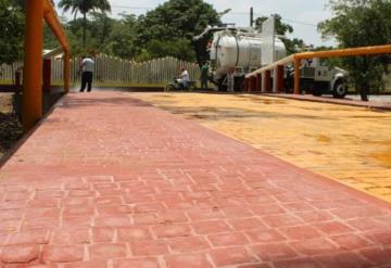 Inauguran en Comalcalco caminos pavimentados y construcción de banquetas