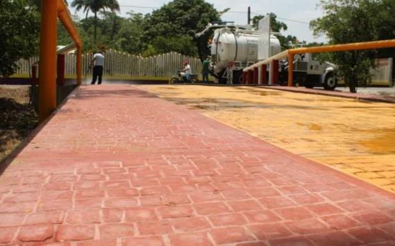 Inauguran en Comalcalco caminos pavimentados y construcción de banquetas