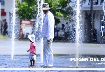 Familias se divierten y se refrescan en la fuente de Plaza de Armas