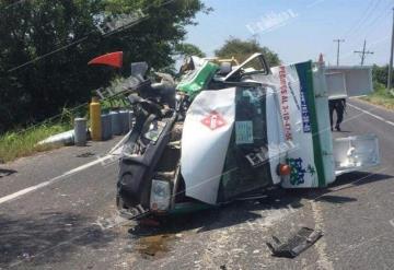 Choque entre camioneta de Tabagas y combi de transporte público deja varios heridos