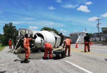 Sufre aparatoso accidente conductor de camión cargado de cemento fresco en Tabasco