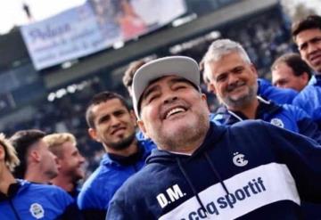 Maradona llorada de felicidad en su presentación con Gimnasia