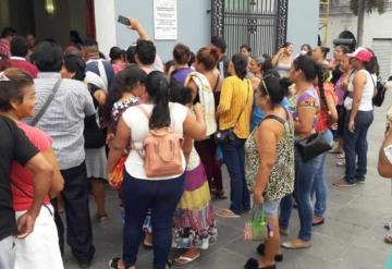 Habitantes del fraccionamiento Bicentenario se manifiestan en el Palacio de Gobierno