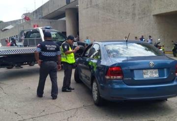 Le tira el auto encima a agentes de tránsito para evitar ser llevado por la grúa, en Tabasco 2000