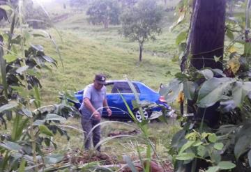 Auto se sale de la carretera, al parecer el conductor estaba ebrio