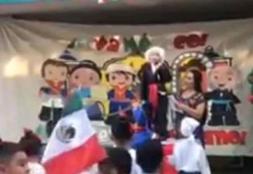 Eufórico: ¡Viva México cabr***s!, dice un niño al dar el grito en la escuela