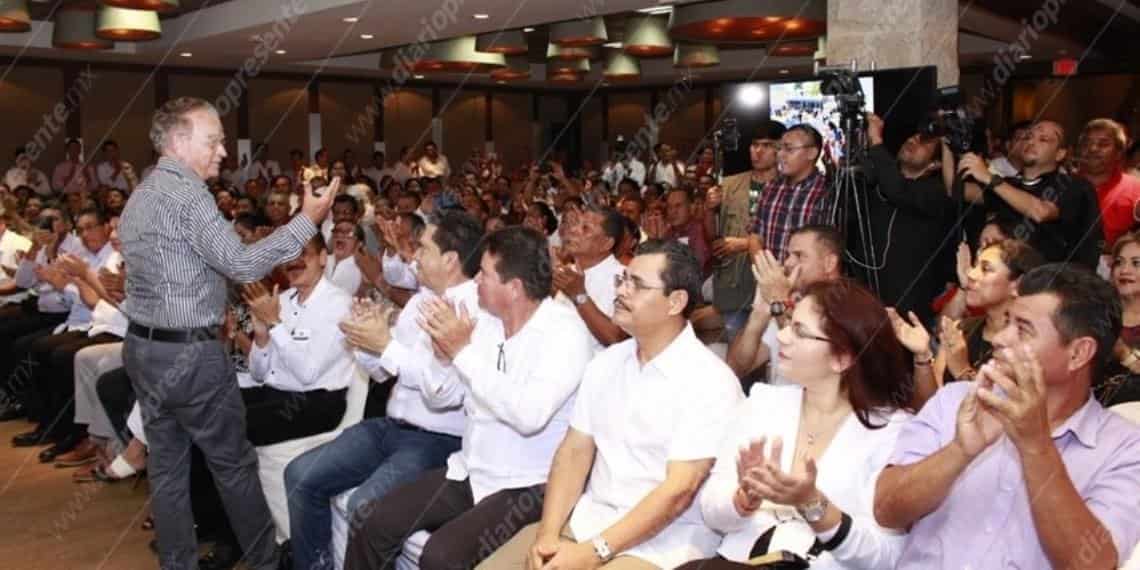Así reciben al exgobernador de Tabasco, Ándres Granier Melo en el 1er Informe Legislativo del PRI