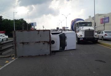 Volcadura de una camioneta Nissan provoca tráfico lento en la entrada de Villahermosa