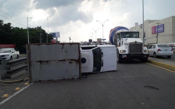 Volcadura de una camioneta Nissan provoca tráfico lento en la entrada de Villahermosa