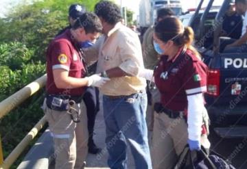 Choque entre tráiler y Tsuru blanco se sale de control en puente de Gaviotas