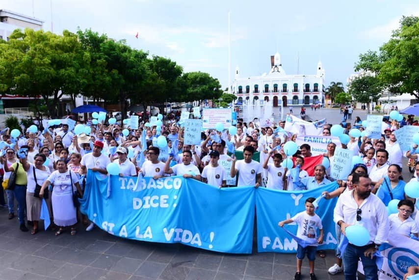 Así se vivió la marcha a favor de la familia en Villahermosa; grupo de LGBT se hizo presente