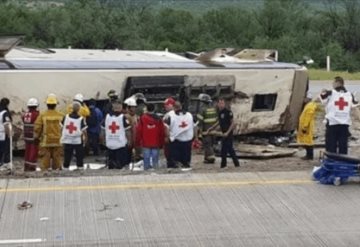 5 muertos y más de 20 heridos tras volcadura de autobús