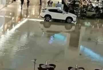 Video: Se inunda  Altabrisa por fuertes lluvias en Villahermosa