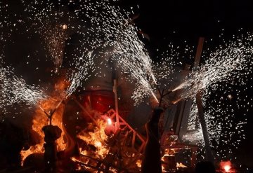 Les explota pirotecnia a peregrinas; deja lesionadas