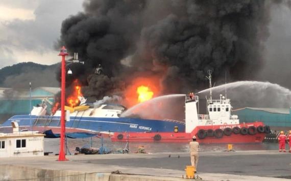 Evacuan empresas ante riesgo de explosión de barco en Manzanillo