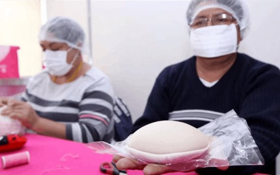 Realizan prótesis artesanales para sobrevivientes a cáncer de mama