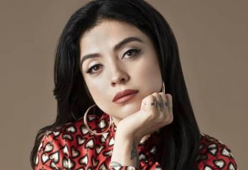 Video: Mon Laferte confiesa su amor por otra mujer y la besa en pleno concierto