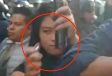 VIDEO: Mujer intenta prender fuego a reportero en marcha del 2 de octubre