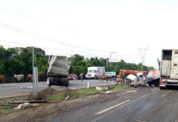 Chocan dos trailer en la Villahermosa - Cárdenas, la circulación se encuentra cerrada