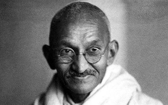 Roban  cenizas de Mahatma Gandhi, en el 150 aniversario de su natalicio