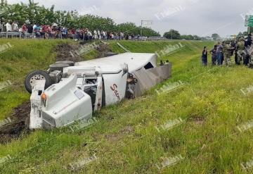 Vuelca  tráiler cargado de pesticida en la carretera Coatzacoalcos -Cárdenas