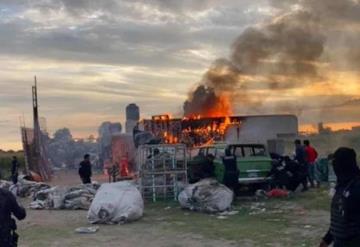 Video: Incendia casa de presunto violador en Puebla