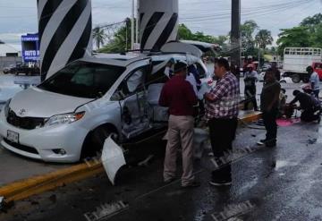 Fuerte accidente sobre la Villahermosa-Cárdenas, una persona se encuentra atrapada en la unidad