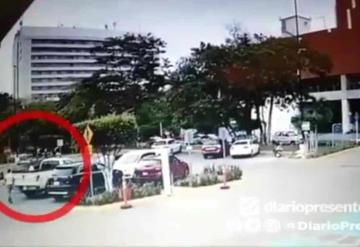 Dan a conocer video del momento en que asaltan a hombre en el estacionamiento de Superama