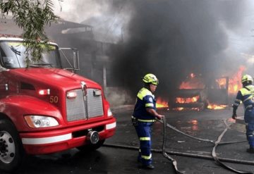 Rescatan a niños de incendio en transporte escolar