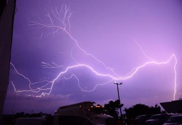 Tormenta eléctrica sorprende a tabasqueños