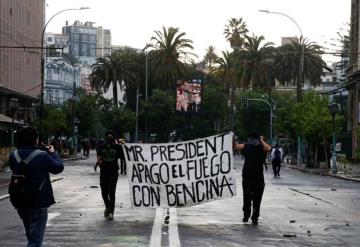 Rebajan a 2 los muertos en Chile; siguen protestas