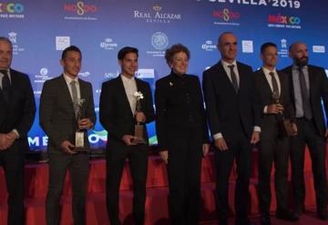 Premian en Sevilla a Lainez, Chicharito y Guardado