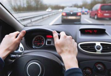 Joven arroja a su novia de auto en movimiento tras discutir, en Jalisco