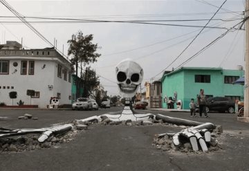 Decoran calles con calaveras enterradas; aprovechan baches