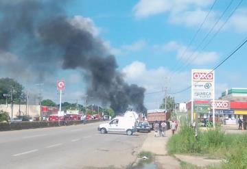 Antimotines se enfrentan a manifestantes en bloqueo de la Villahermosa-Teapa