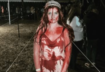 ¡Qué buen susto! Mujer disfrazada de “Carrie” tiene accidente y piensan que está muerta: FOTOS