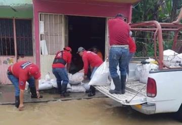 En Jalapa colocan costales de arena para contener incremento de agua