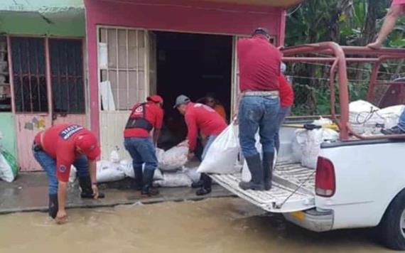 En Jalapa colocan costales de arena para contener incremento de agua