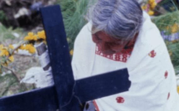 Rescatan a mujer que cayó en tumba en panteón de Santa Martha Acatitla