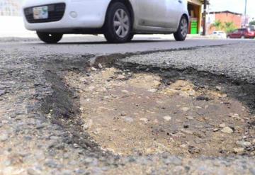 Los baches son martirio de conductores