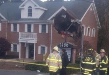 Porsche se estrella contra segundo piso de edificio; dos personas mueren