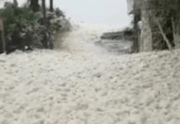 Espuma marina cubre calles aledañas a la orilla del mar en Sánchez Magallanes