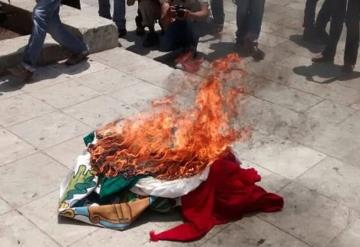 Queman bandera de México frente a Rectoría de la UNAM