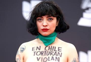 Así protestó Mon Laferte contra situación en Chile en Latin Grammy