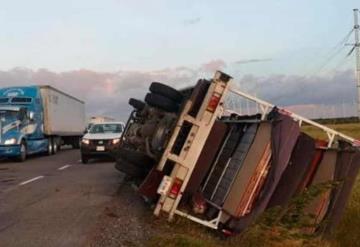 Vuelca tráiler con ataúdes en Oaxaca