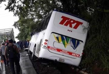 Camión TRT se sale de la carretera  Macuspana-Villahermosa