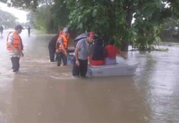 Desalojan a familias por desbordamiento de río 